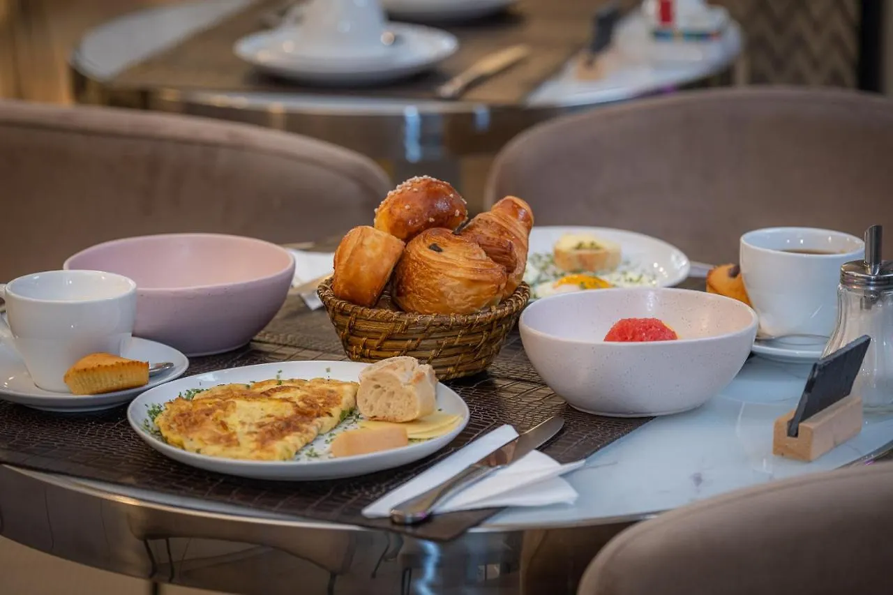 Отель Longchamp Elysees 3*